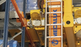 Automatyczny system Pallet Shuttle z układnicą w magazynie Minoterie Planchot Automatyczny system Pallet Shuttle z układnicą w magazynie Minoterie Planchot