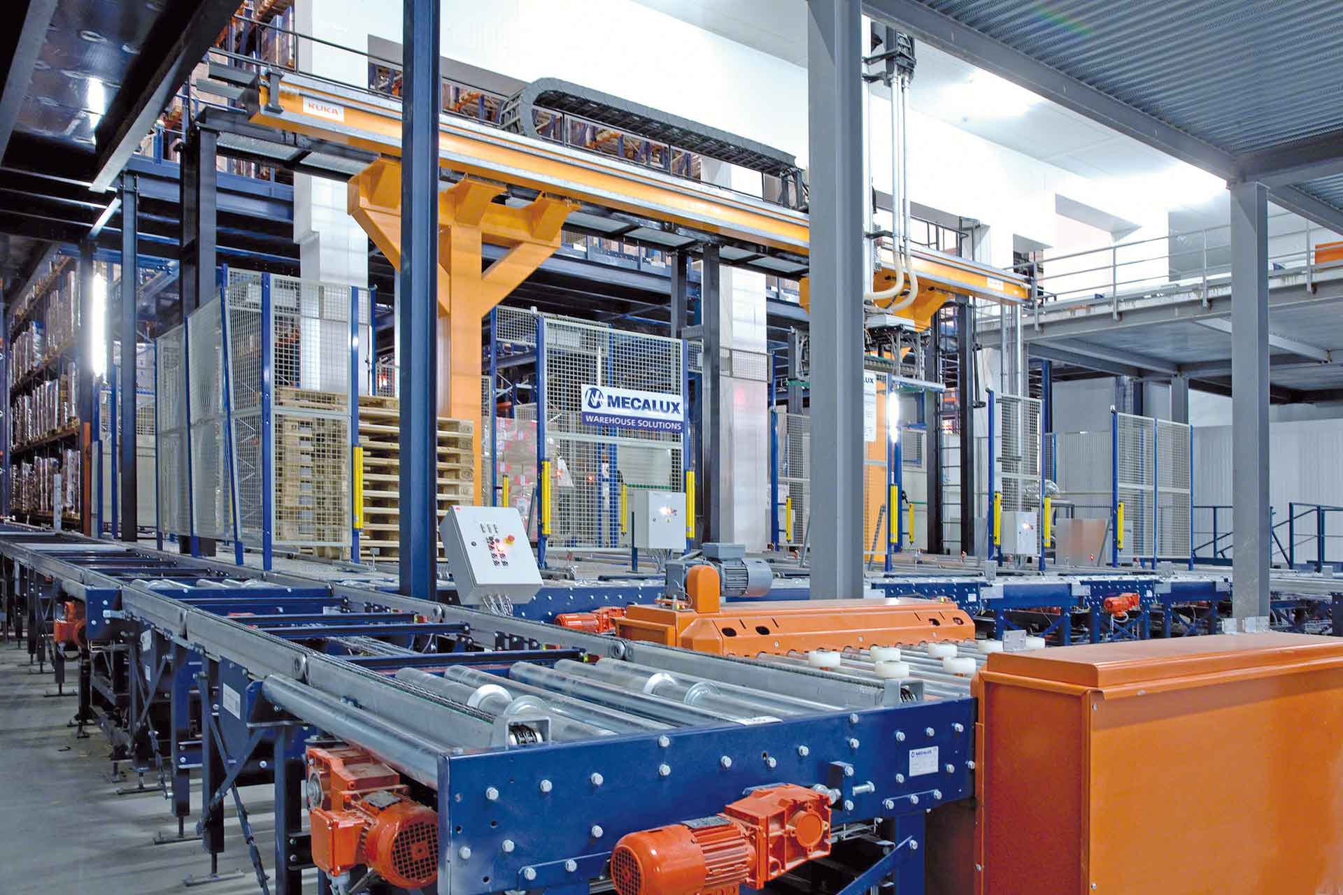 Automatyczna obsługa ładunków w magazynie realizowana za pośrednictwem przenośników przemysłowych