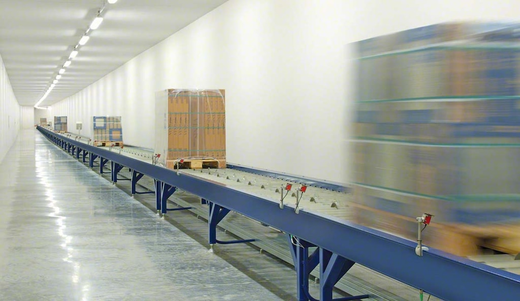 W centrum logistycznym grupy Porcelanosa zdecydowano się zastąpić tradycyjne wózki widłowe systemem przenośników łączących magazyny z halą produkcyjną