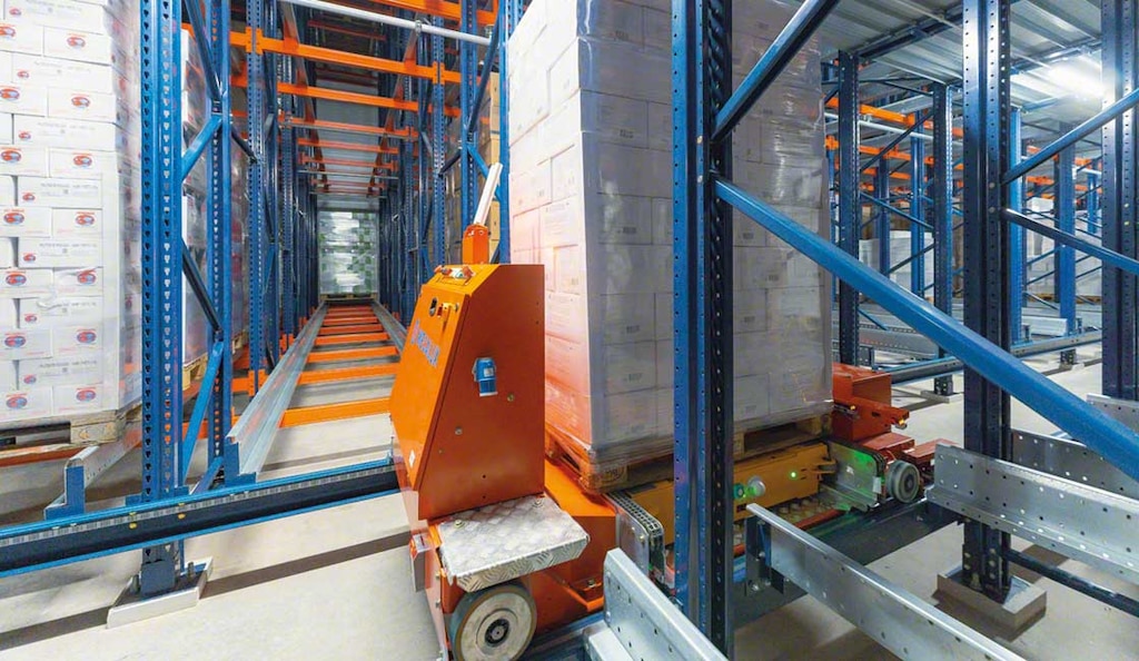 Automatyczny Pallet Shuttle to system magazynowy będący połączeniem wózków Pallet Shuttle z wózkami wahadłowymi
