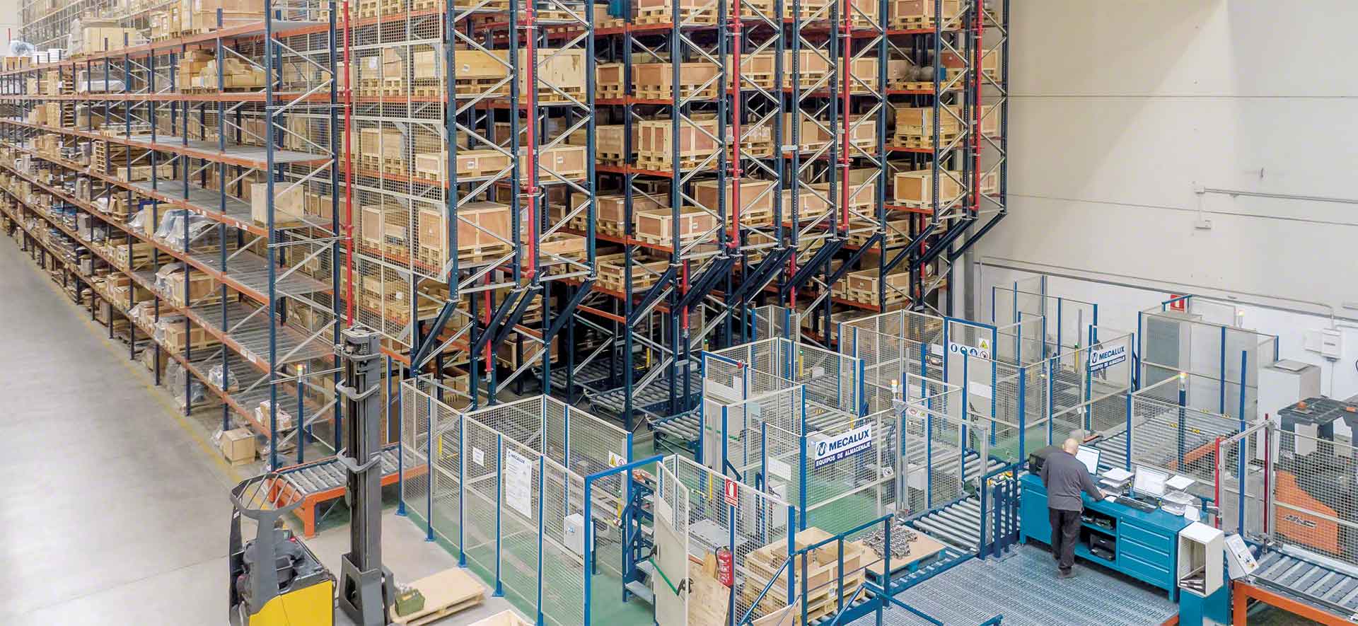 Automatyzacja obsługi ładunków ogranicza czas poświęcany na transport wewnętrzny, co wpisuje się w założenia strategii „Lean logistics” Automatyzacja obsługi ładunków ogranicza czas poświęcany na transport wewnętrzny, co wpisuje się w założenia strategii „Lean logistics”