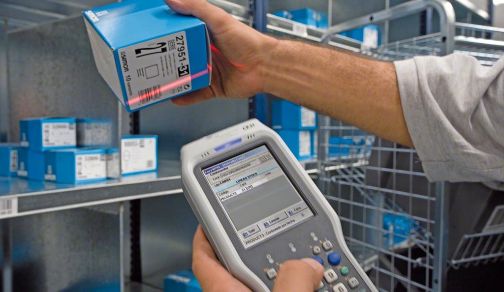 Kolektory danych połączone z systemem WMS odgrywają kluczową rolę w kompletacji metodą cluster picking