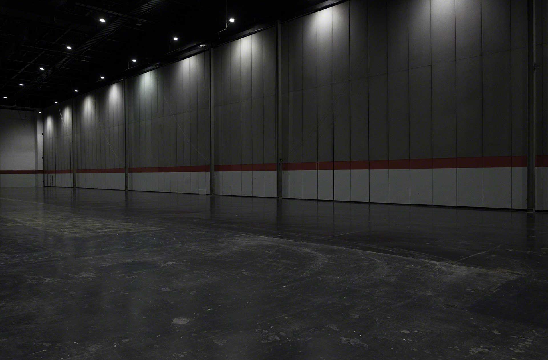 Obiekty typu „dark warehouses” to magazyny, w których wszystkie procesy są wykonywane automatycznie, dzięki czemu magazyn może pracować w ciemności, bez udziału operatorów Obiekty typu „dark warehouses” to magazyny, w których wszystkie procesy są wykonywane automatycznie, dzięki czemu magazyn może pracować w ciemności, bez udziału operatorów