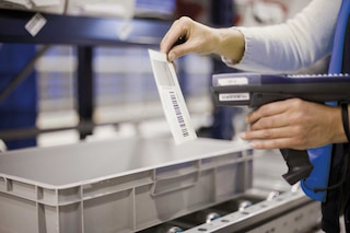 Identyfikowalność obejmuje zbiór rozwiązań służących do zapisywania informacji o produkcie i śledzenia go na wszystkich etapach procesu logistycznego Identyfikowalność obejmuje zbiór rozwiązań służących do zapisywania informacji o produkcie i śledzenia go na wszystkich etapach procesu logistycznego