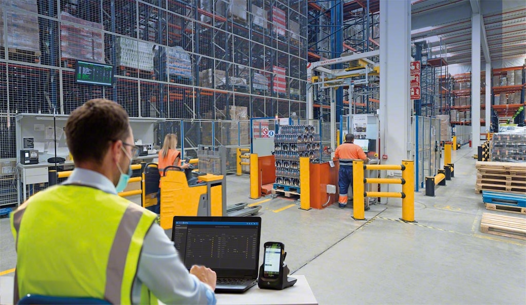 Kierownik logistyki nadzoruje pracę magazynu i dystrybucję towarów