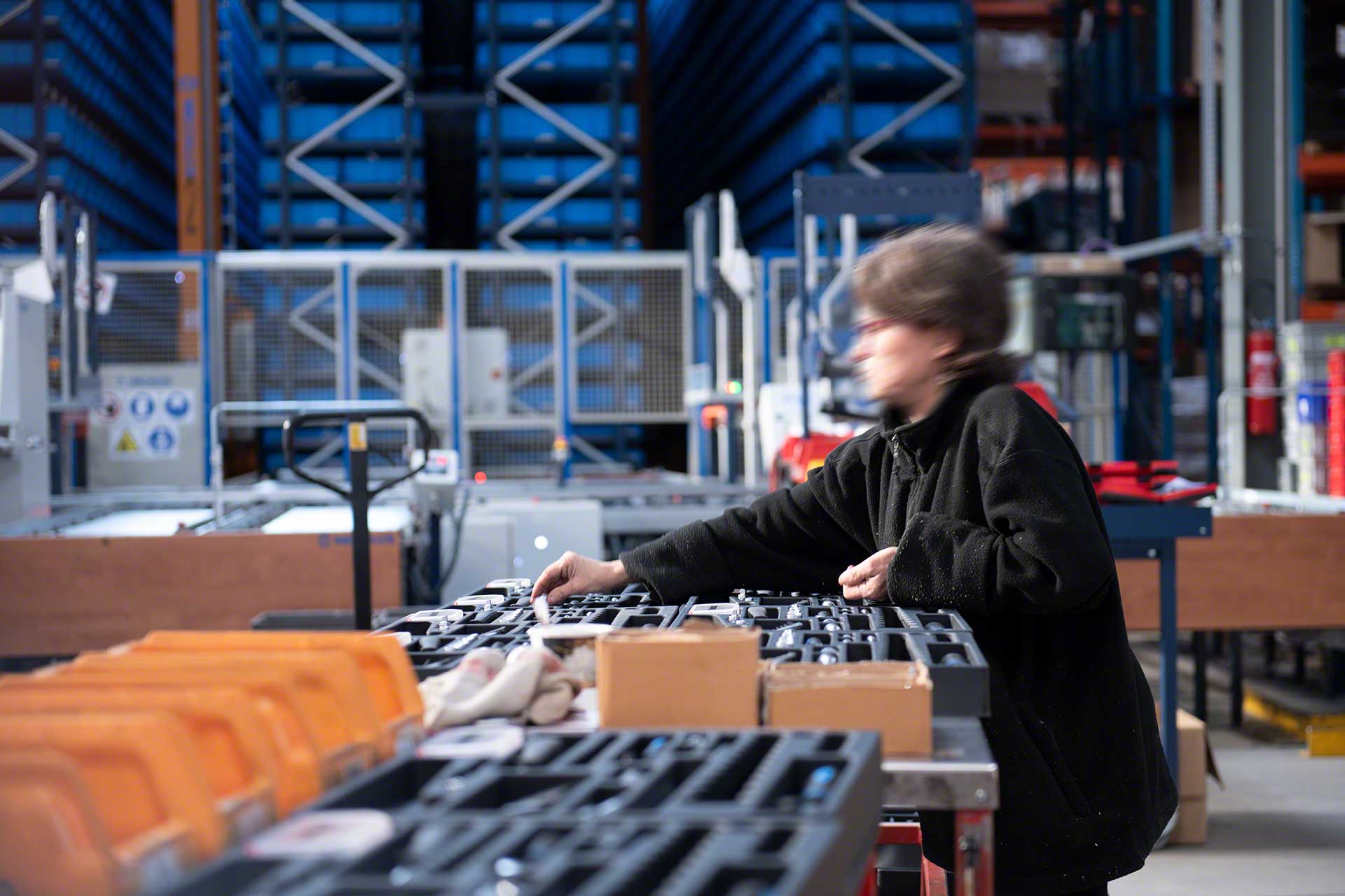 „Kitting” to strategia polegająca na grupowaniu poszczególnych elementów wchodzących w skład danego produktu w celu ich wysłania na linie montażowe „Kitting” to strategia polegająca na grupowaniu poszczególnych elementów wchodzących w skład danego produktu w celu ich wysłania na linie montażowe