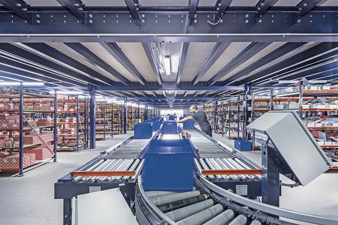 Kompletacja zamówień dokonanych online stanowi główną operację prowadzoną w magazynach typu micro-fulfillment