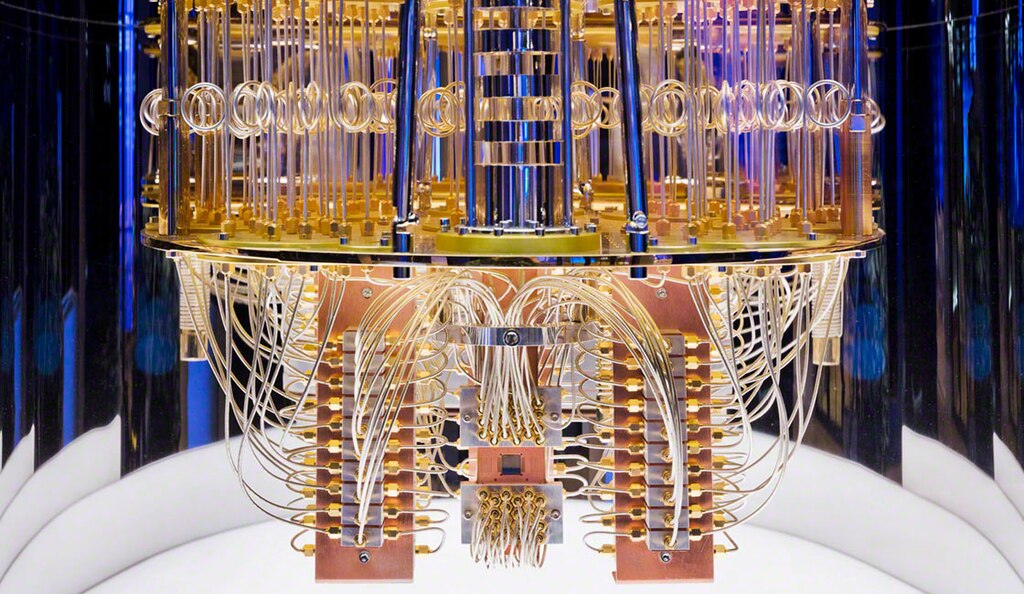 Komputery kwantowe mogą wielokrotnie przyspieszyć działanie urządzeń wykorzystujących uczenie maszynowe czy big data (zdjęcie: Quantum Computer - IBM, na licencji CC BY 2.0)