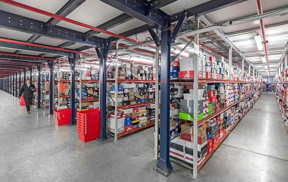 Logistyka e-commerce wiąże się z obsługą dużej liczby referencji Logistyka e-commerce wiąże się z obsługą dużej liczby referencji