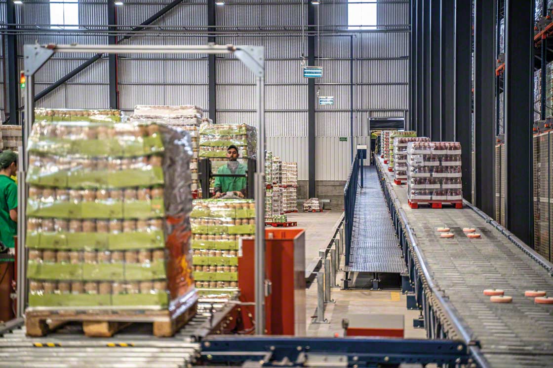 Logistyka zintegrowana łączy poszczególne procesy łańcucha dostaw – od magazynu po linie produkcyjne