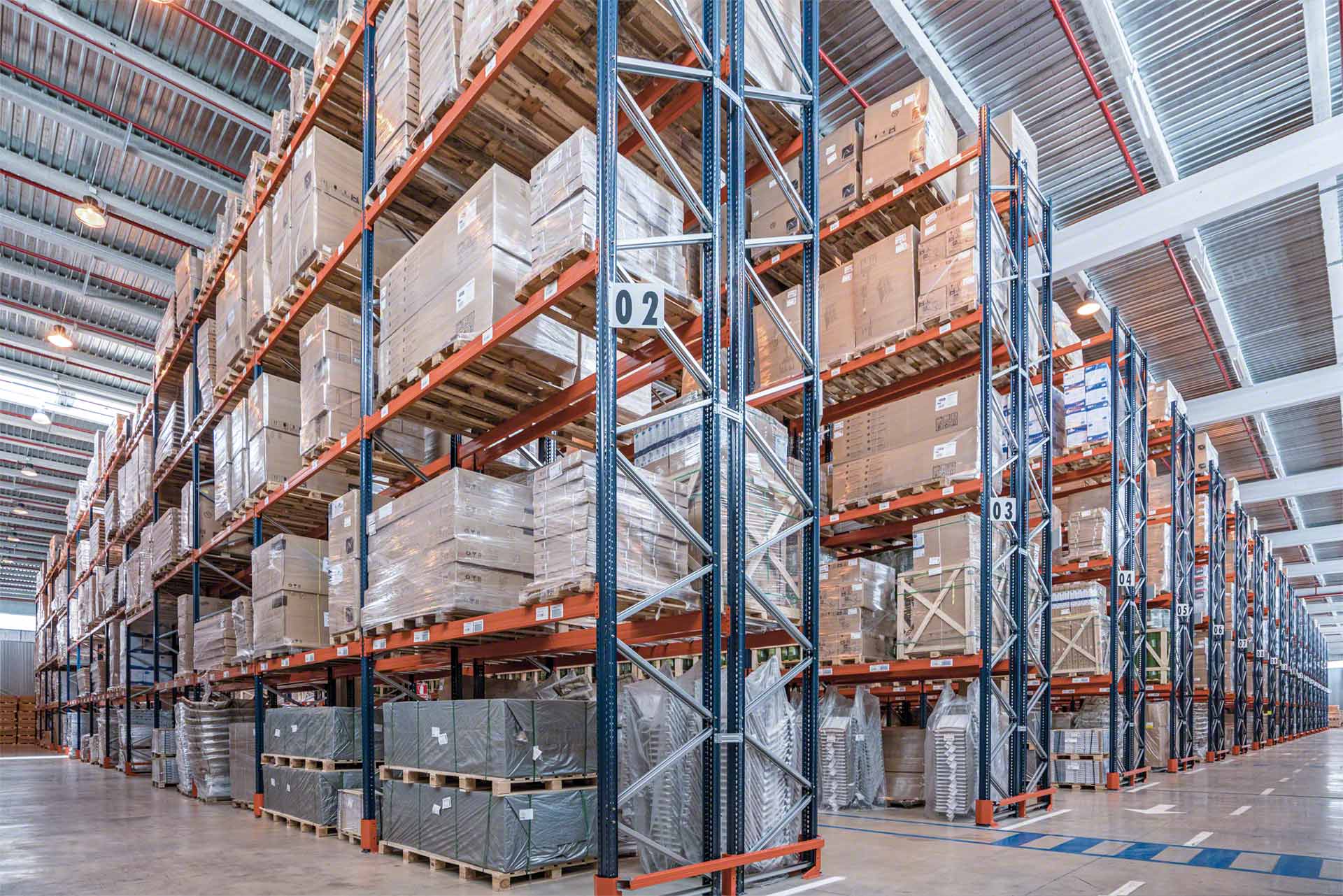 Magazyn tranzytowy Leroy Merlin w Guadalajarze, w którym są składowane produkty do majsterkowania i ogrodu Magazyn tranzytowy Leroy Merlin w Guadalajarze, w którym są składowane produkty do majsterkowania i ogrodu