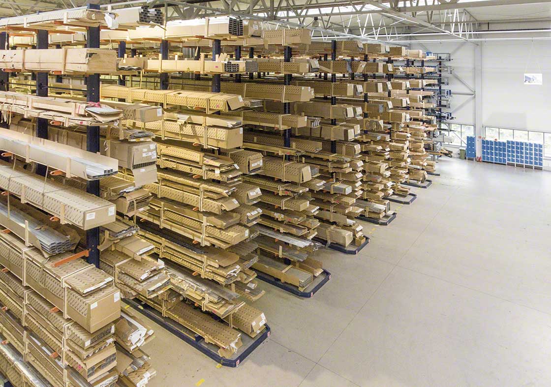 Magazyny dedykowane procesom logistyki produkcji mogą przyjmować dostawy z towarem o różnym przeznaczeniu Magazyny dedykowane procesom logistyki produkcji mogą przyjmować dostawy z towarem o różnym przeznaczeniu