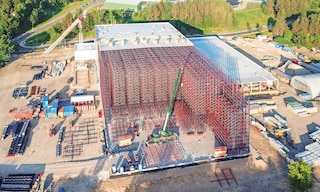 Magazyny wysokiego składowania to instalacje logistyczne z regałami sięgającymi kilkudziesięciu metrów wysokości