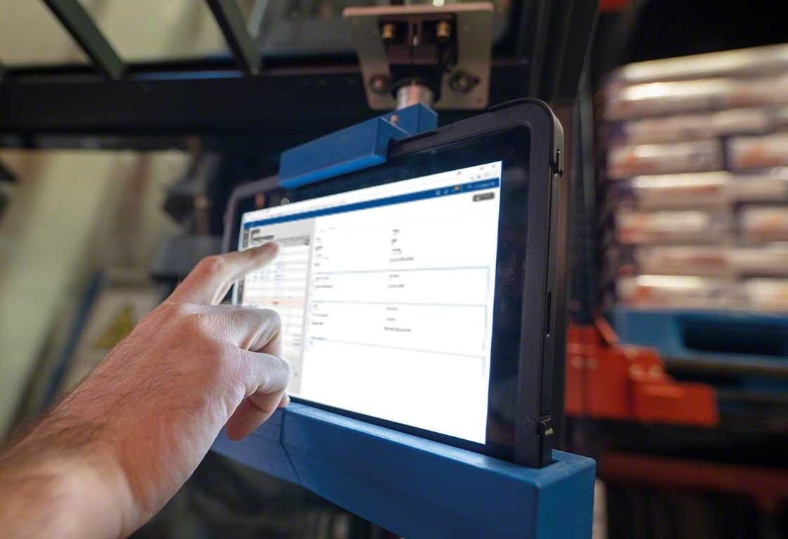 Mecalux instaluje system Easy WMS (jako usługa w chmurze czy <em>on-premise</em>) i dostarcza niezbędne do jego obsługi urządzeni Mecalux instaluje system Easy WMS (jako usługa w chmurze czy <em>on-premise</em>) i dostarcza niezbędne do jego obsługi urządzeni