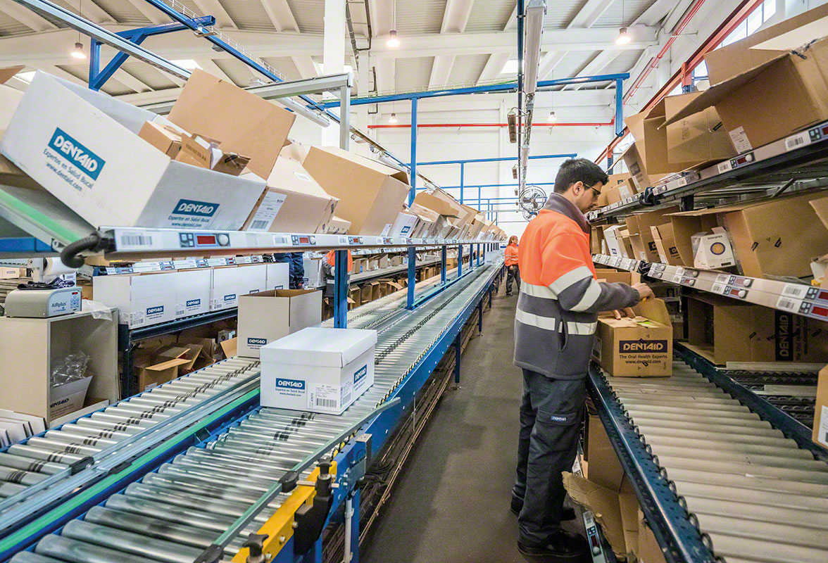 Operator kompletujący zamówienie w magazynie Operator kompletujący zamówienie w magazynie
