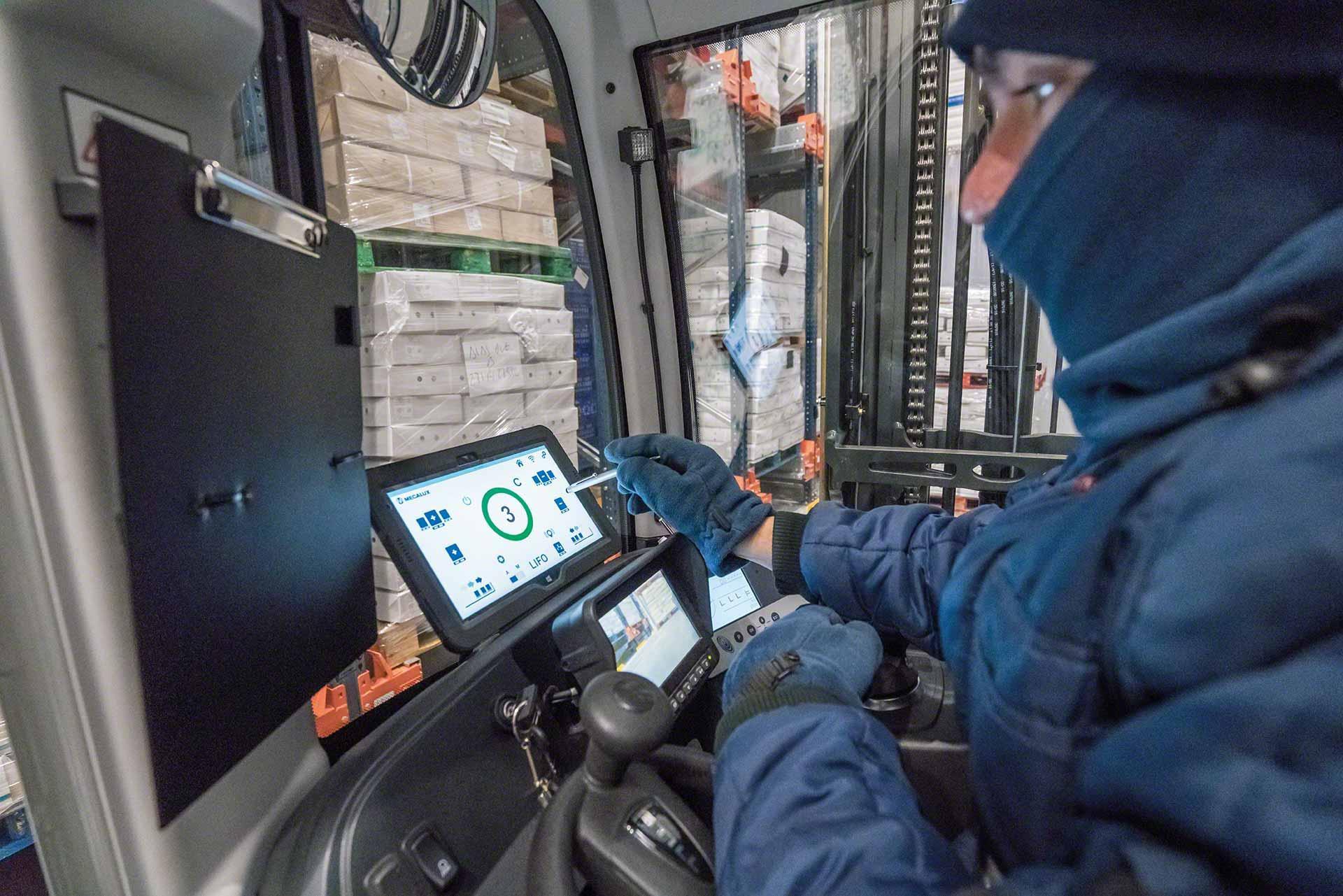 Operator wózka widłowego w trakcie pracy w magazynie chłodniczym Operator wózka widłowego w trakcie pracy w magazynie chłodniczym