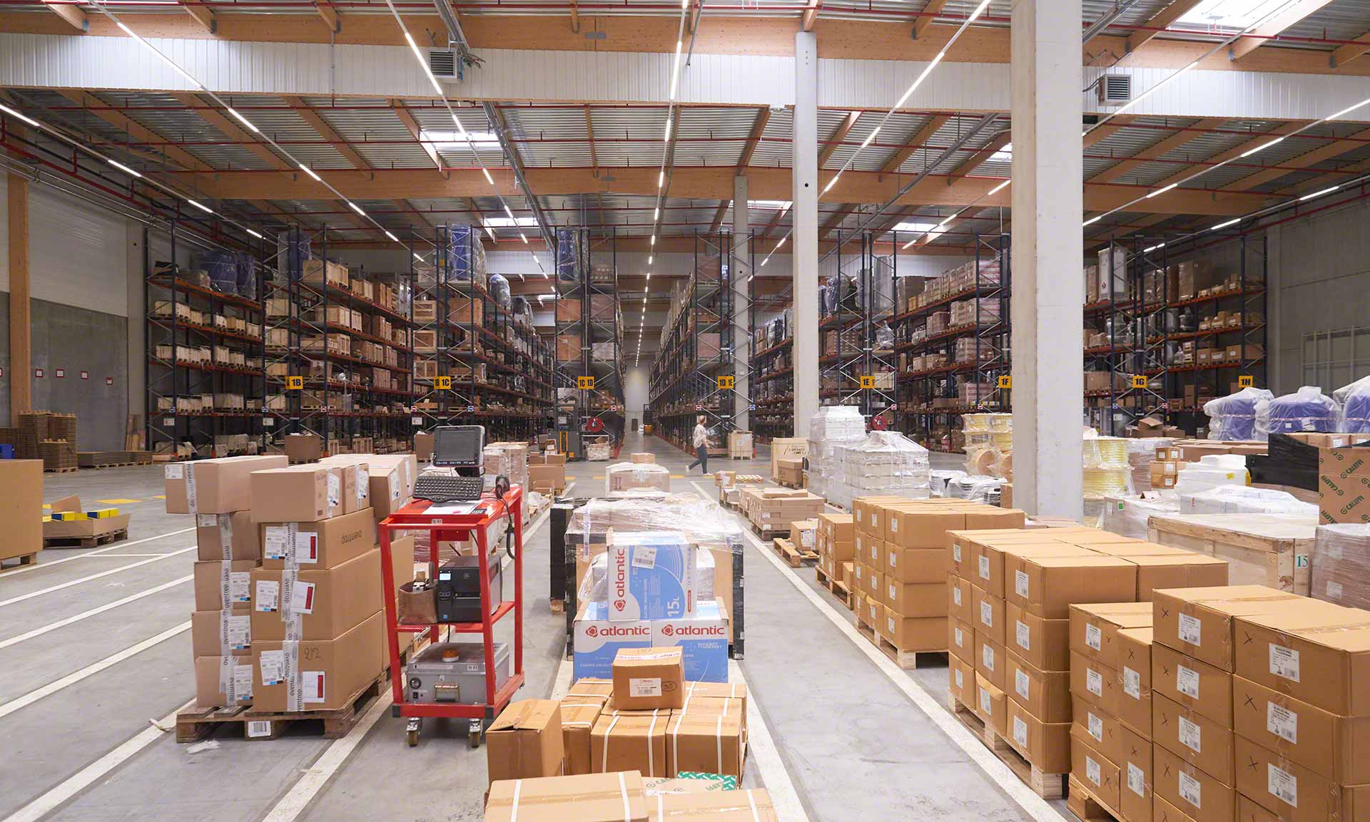 Pakowanie produktów jest istotnym elementem procesu kompletacji zamówień w logistyce