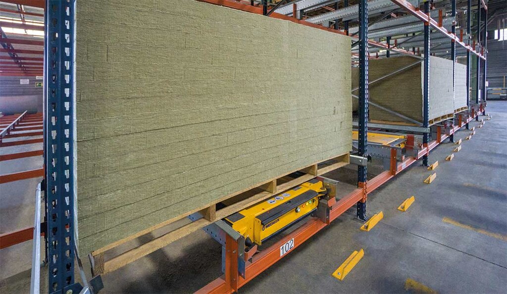 Dzięki półautomatycznemu systemowi Pallet Shuttle Mecaluxu firma Rockwool Peninsular usprawniła obsługę ładunków składowanych na paletach wielkogabarytowych