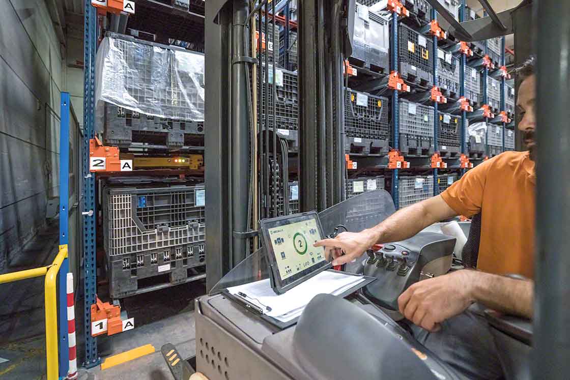 System Pallet Shuttle wspomaga operatora w obsłudze ładunków dzięki częściowej automatyzacji tego procesu System Pallet Shuttle wspomaga operatora w obsłudze ładunków dzięki częściowej automatyzacji tego procesu
