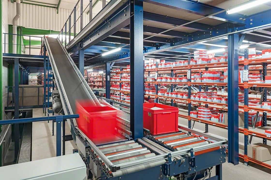 Pętle przenośników rolkowych i łańcuchowych transportują pojemniki pomiędzy trzema poziomami strefy składowania inteligentnego magazynu firmy PAVI-Groupauto. Pętle przenośników rolkowych i łańcuchowych transportują pojemniki pomiędzy trzema poziomami strefy składowania inteligentnego magazynu firmy PAVI-Groupauto.