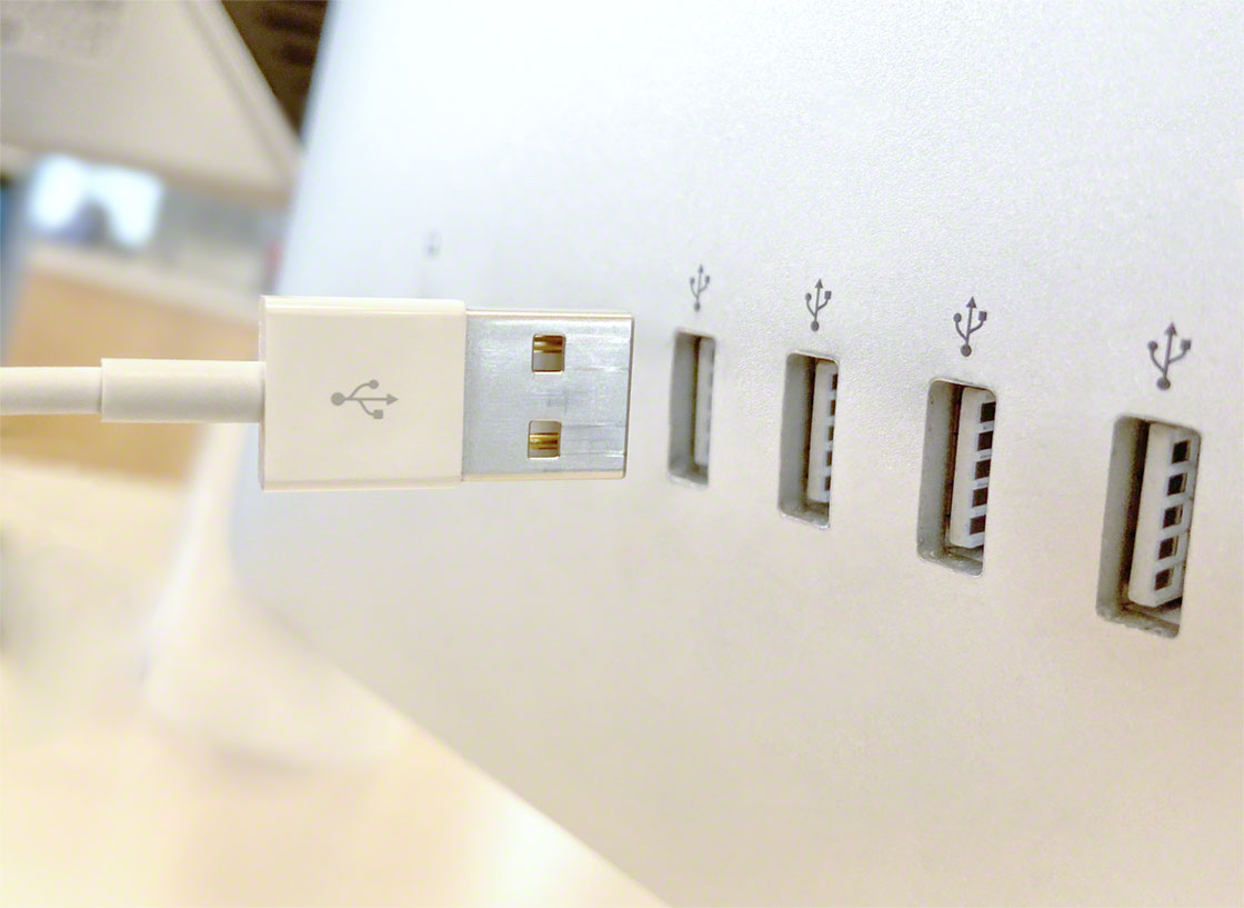 Kable USB to dobry przykład zastosowania metody Poka-Yoke – można je podłączyć tylko w określony sposób