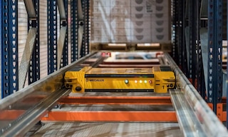 Zarówno automatyczny, jaki i półautomatyczny system Pallet Shuttle jest wyposażony w czujniki umożliwiające obsługę wszelkiego rodzaju palet Zarówno automatyczny, jaki i półautomatyczny system Pallet Shuttle jest wyposażony w czujniki umożliwiające obsługę wszelkiego rodzaju palet
