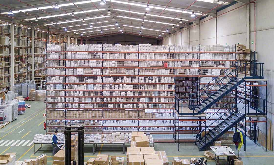 Podesty i pomosty magazynowe umożliwiają zwiększenie przestrzeni użytkowej w centrach dystrybucji operatorów specjalizujących się w handlu elektronicznym Podesty i pomosty magazynowe umożliwiają zwiększenie przestrzeni użytkowej w centrach dystrybucji operatorów specjalizujących się w handlu elektronicznym