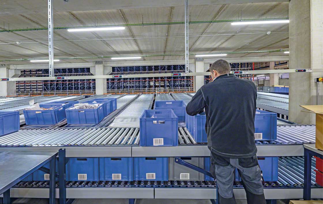 Przenośniki rolkowe z napędem mogą pełnić funkcję stołów do kompletacji zamówień