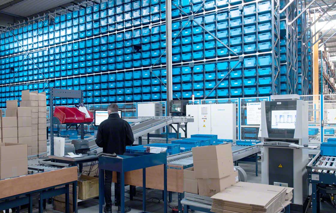 Magazyny automatyczne umożliwiają pracę metodą „produkt do operatora” w celu przygotowywania zamówień