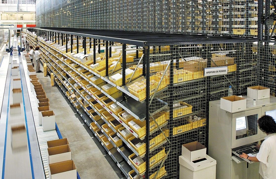 Przygotowywanie zamówień z wykorzystaniem układnicy pojemnikowej miniload w magazynie Roche Diagnostics Przygotowywanie zamówień z wykorzystaniem układnicy pojemnikowej miniload w magazynie Roche Diagnostics