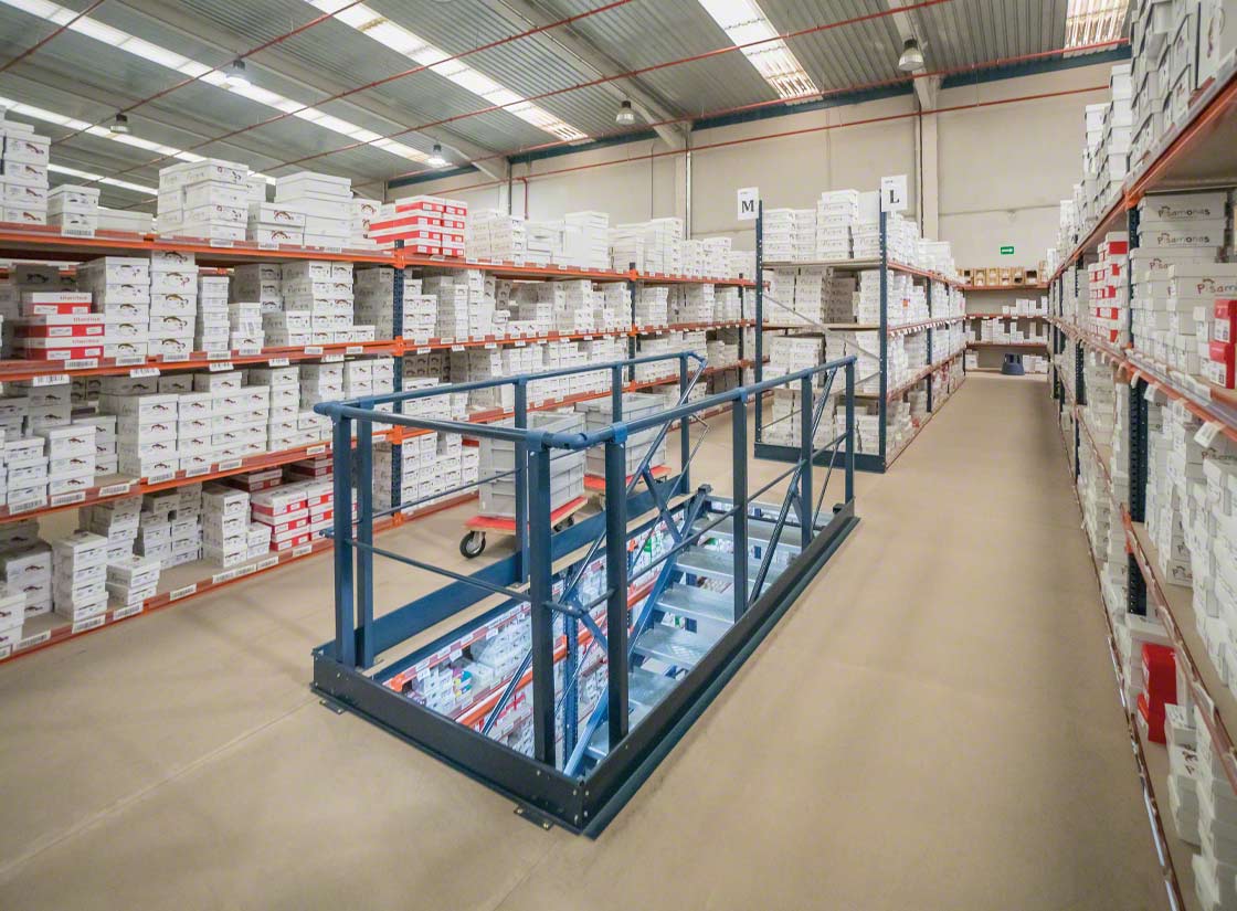 Firma Eralogistics na każdej kondygnacji magazynuje jeden rodzaj towaru, aby przyspieszyć kompletację zamówień