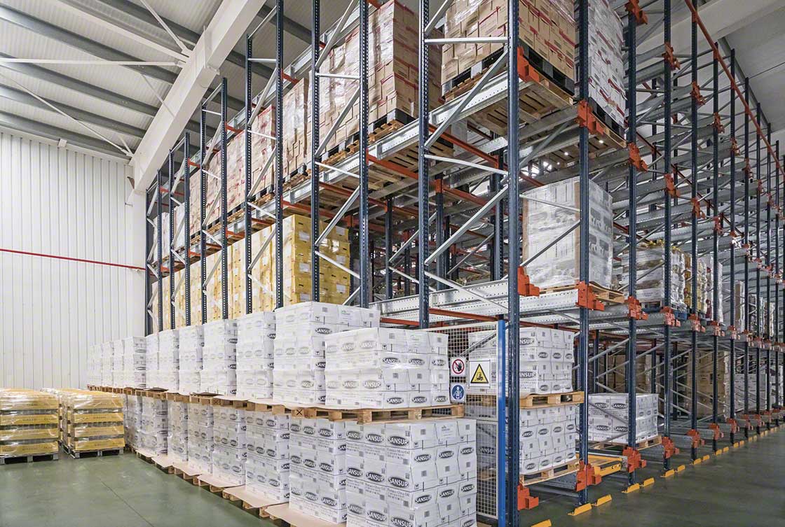 Regały wjezdne w połączeniu z systemem Pallet Shuttle okazały się idealnym rozwiązaniem w magazynie firmy Aceites Toledo Regały wjezdne w połączeniu z systemem Pallet Shuttle okazały się idealnym rozwiązaniem w magazynie firmy Aceites Toledo