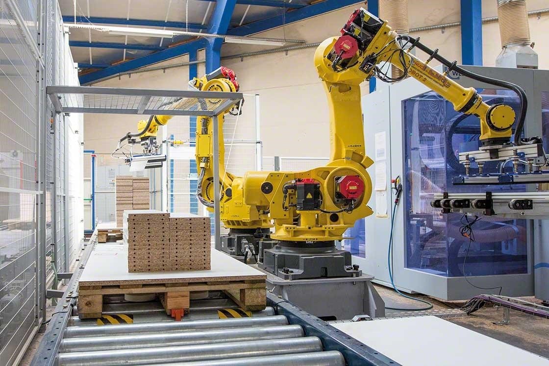 Robot przegubowy w magazynie Robot przegubowy w magazynie