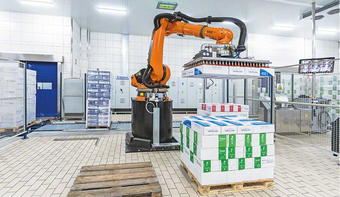 Robot przemysłowy w firmie Cabezuelo Foods obsługuje 1350 pojemników na godzinę