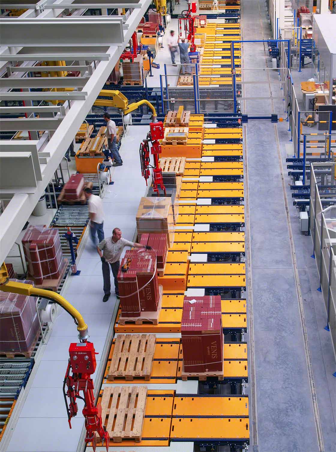 Nowa strefa przygotowywania zamówień firmy Porcelanosa została wyposażona w osiem stanowisk  kompletacyjnych z zainstalowanymi robotami przemysłowymi