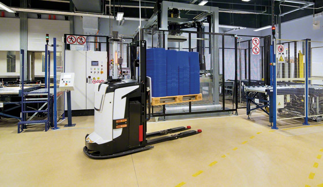 Roboty AGV zapewniają sprawny przepływ ładunków w magazynie firmy Novartis w Polsce