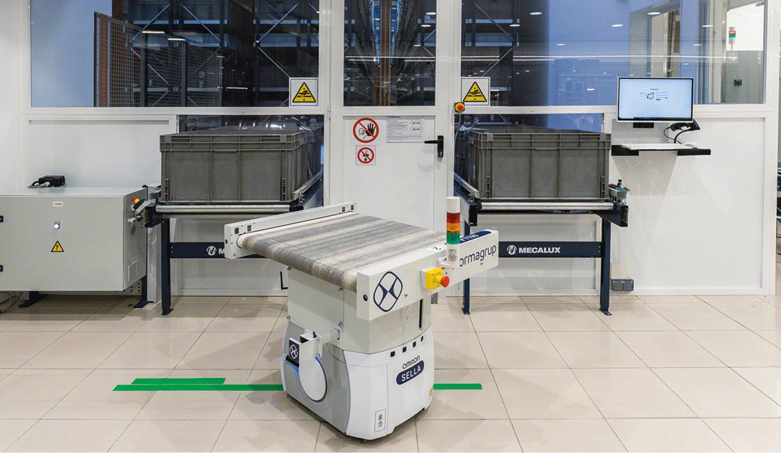 Roboty AGV służą do automatyzacji pobierania towarów z regałów oraz dostarczania produktów do kittingu
