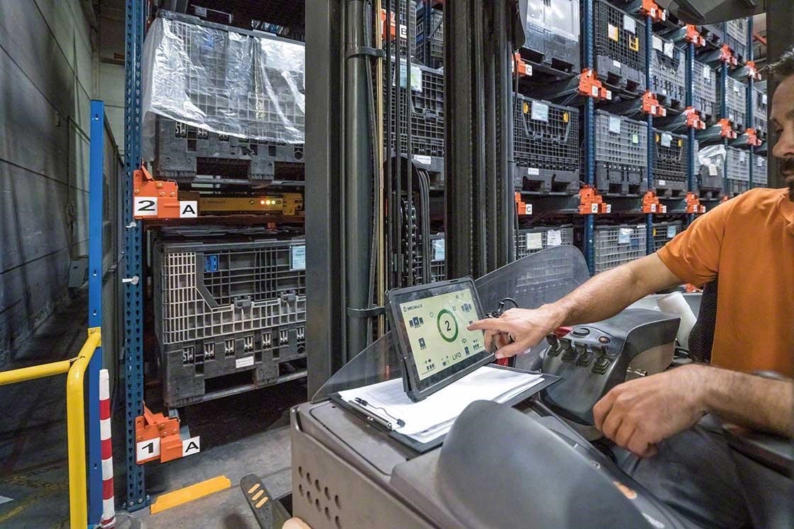 Roboty w magazynie to także urządzenia obsługiwane przez operatorów, jak na przykład system Pallet Shuttle Roboty w magazynie to także urządzenia obsługiwane przez operatorów, jak na przykład system Pallet Shuttle
