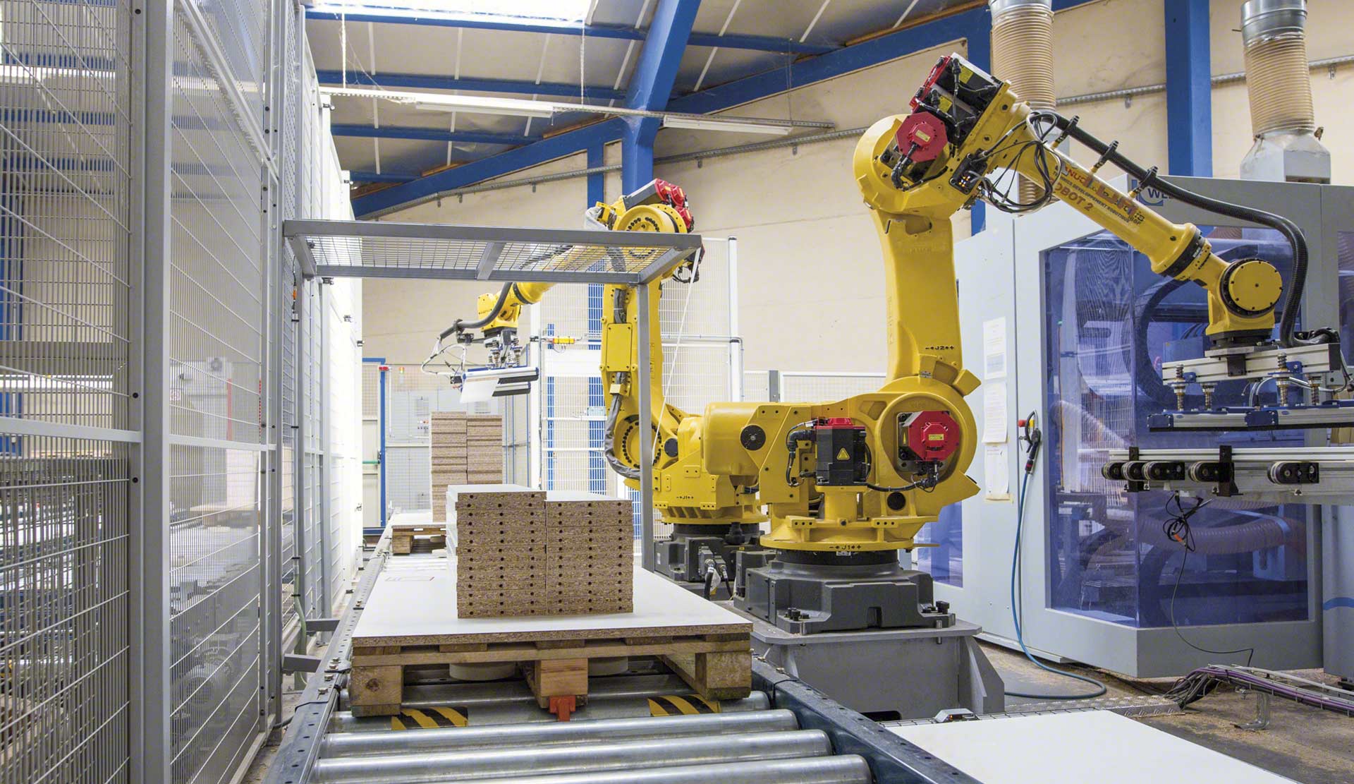 Roboty przemysłowe wykonują ruchy podobne do tych wykonywanych przez ludzkie ramię Roboty przemysłowe wykonują ruchy podobne do tych wykonywanych przez ludzkie ramię