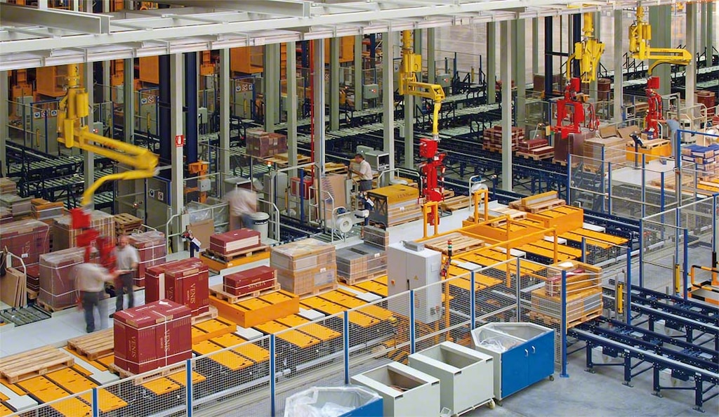 Stanowiska kompletacji w magazynie Grupy Porcelanosa są wyposażone w roboty przemysłowe, które usprawniają przygotowywanie zamówień