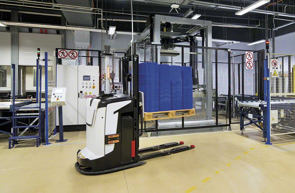 AMR i AGV są to rozwiązania o odmiennym systemie prowadzenia i zastosowaniu w magazynie AMR i AGV są to rozwiązania o odmiennym systemie prowadzenia i zastosowaniu w magazynie