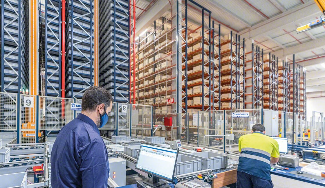 Warehouse control system otrzymuje informacje o ruchach do wykonania oraz maszynach, które mają się przemieścić, z systemu WMS