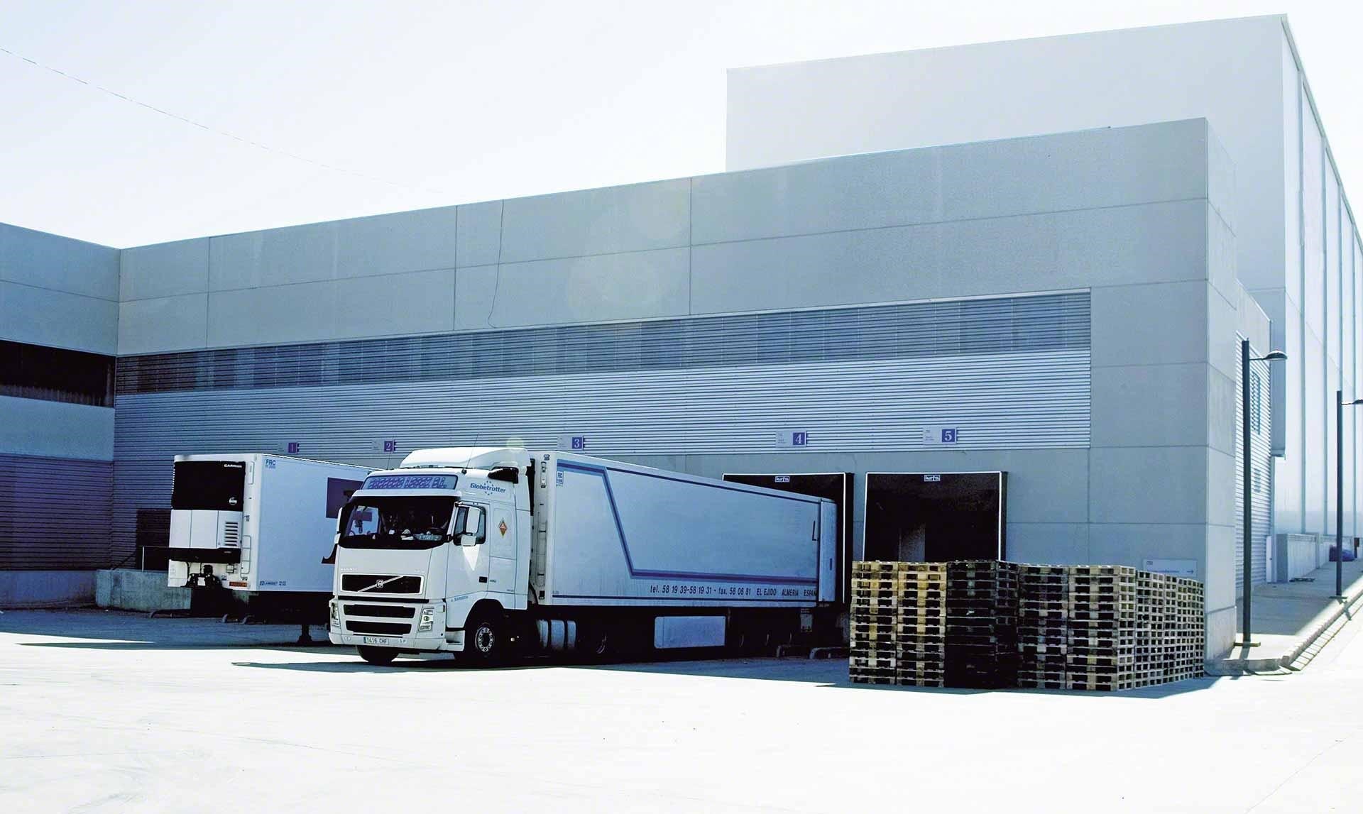 Element strategii cross-docking – rozładowanie samochodów ciężarowych w magazynie Element strategii cross-docking – rozładowanie samochodów ciężarowych w magazynie