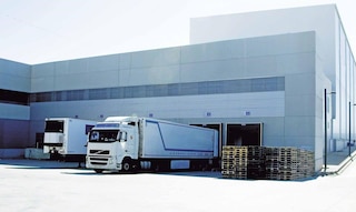 Element strategii cross-docking – rozładowanie samochodów ciężarowych w magazynie
