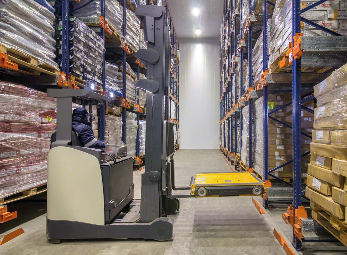 Półautomatyczny system składowania akumulacyjnego z samojezdnym wózkiem Pallet Shuttle