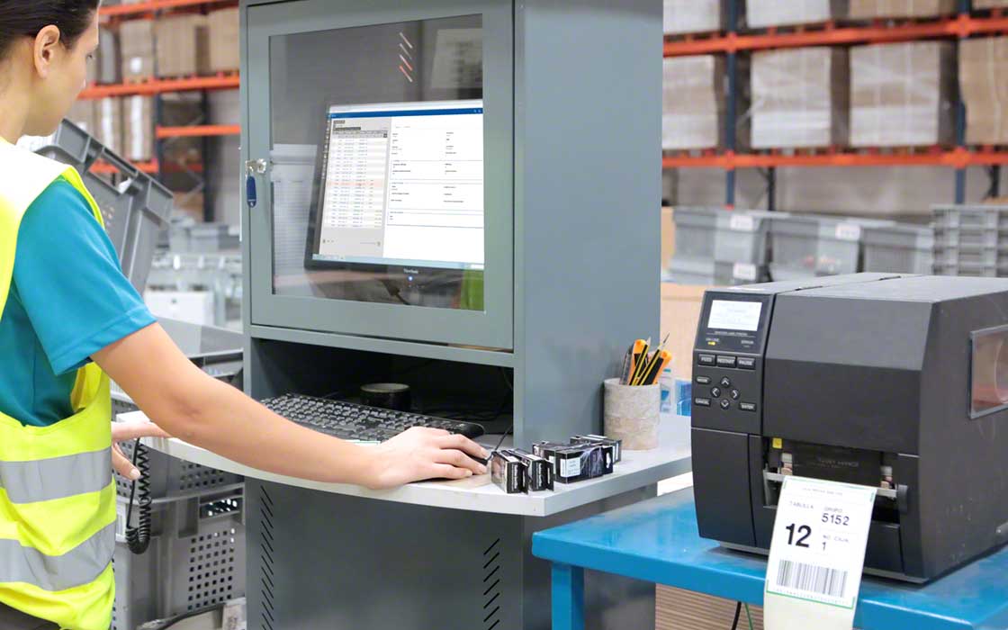 System WMS automatycznie zarządza takimi czynnościami, jak kompletacja zamówień czy uzupełnianie zapasów