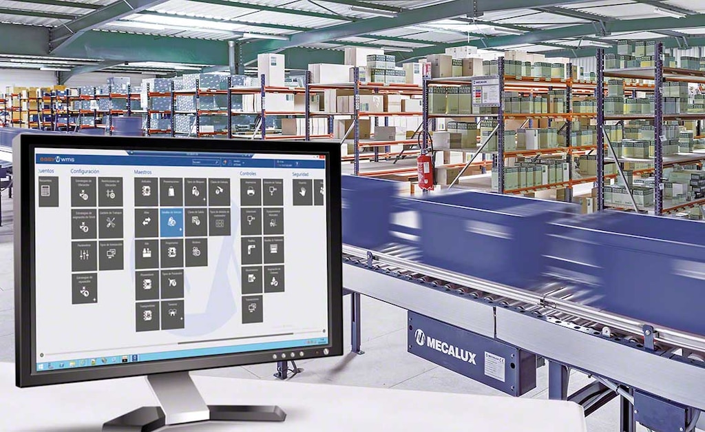 System WMS automatycznie zarządza zestawieniem materiałowym i zapewnia sprawny przepływ ładunków między magazynem a liniami produkcyjnymi