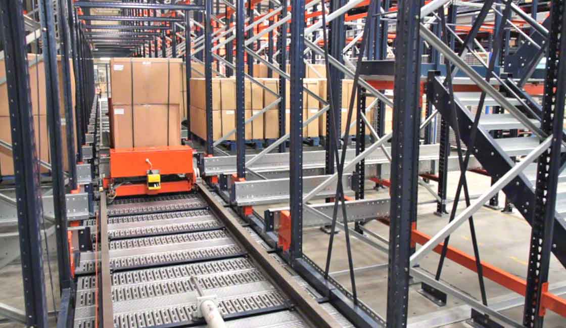Przykładem zastosowania sztucznej inteligencji w logistyce jest automatyczny system Pallet Shuttle Przykładem zastosowania sztucznej inteligencji w logistyce jest automatyczny system Pallet Shuttle