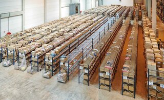 Proces uzupełniania zapasów należy organizować tak, aby na regałach półkowych służących do kompletacji zawsze znajdowały się niezbędne produkty
