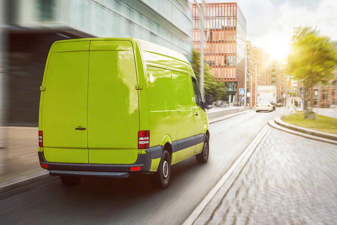 Dostawa tysięcy paczek wymaga wzmożonego ruchu samochodów ciężarowych i vanów